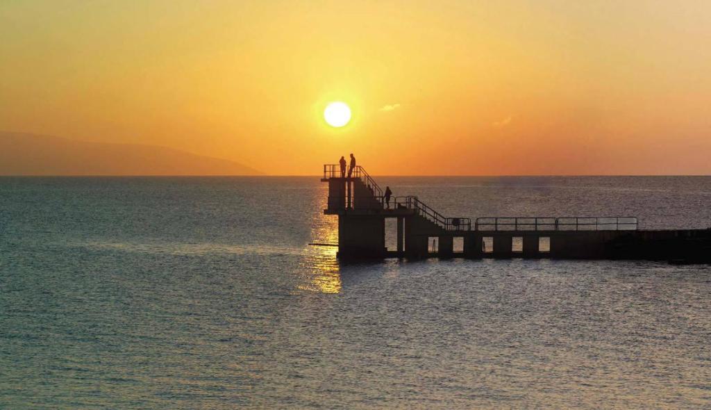 Seashore Lodge Guesthouse غالواي المظهر الخارجي الصورة